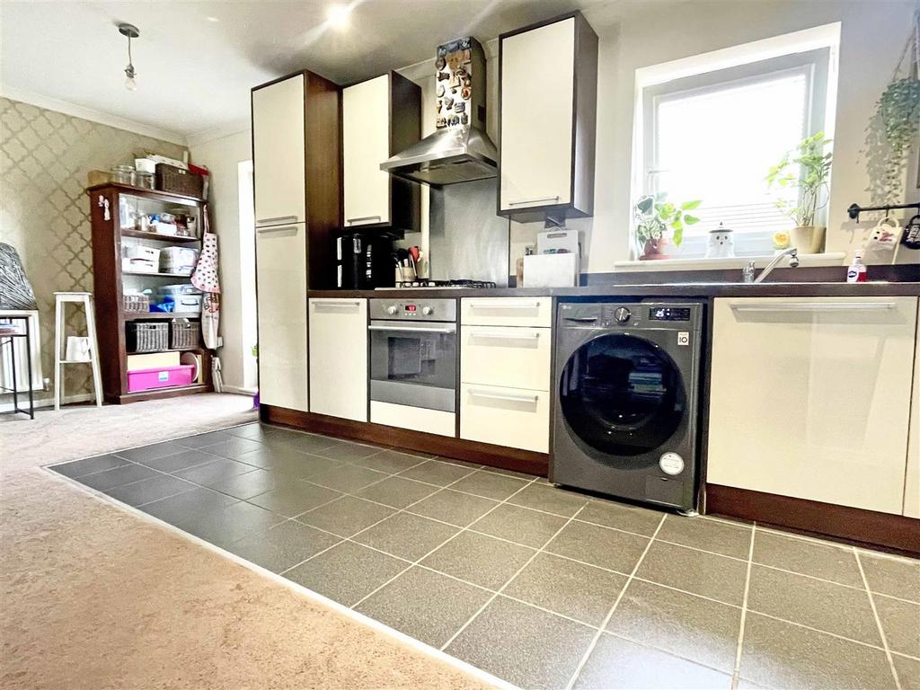 Kitchen b.jpg