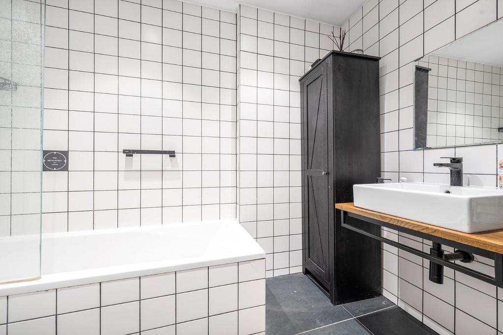 Bathroom (2).JPG