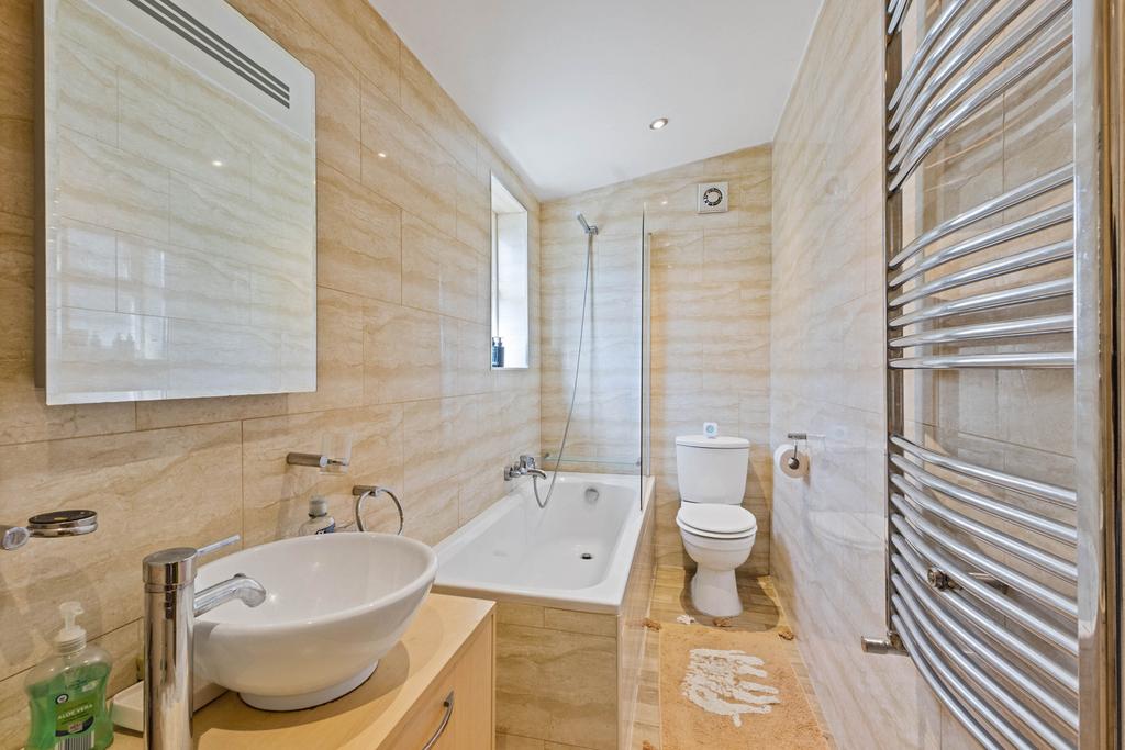 Bathroom (Apt 1)