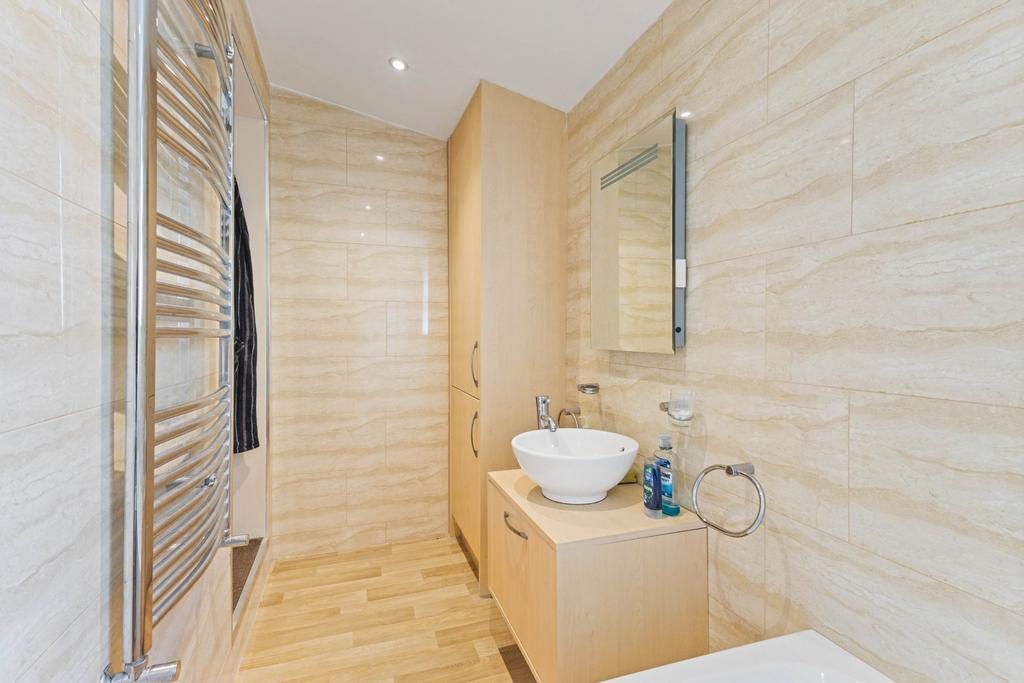 Bathroom (Apt 1)