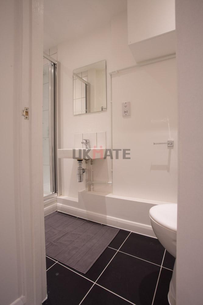 Modern and clean bathroom featuring a small sin...