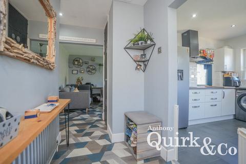 2 bedroom semi-detached bungalow for sale, Wincoat Drive, Benfleet, SS7