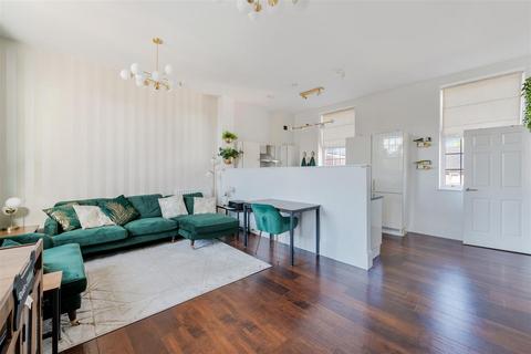 2 bedroom flat for sale, Glanville Way, Epsom