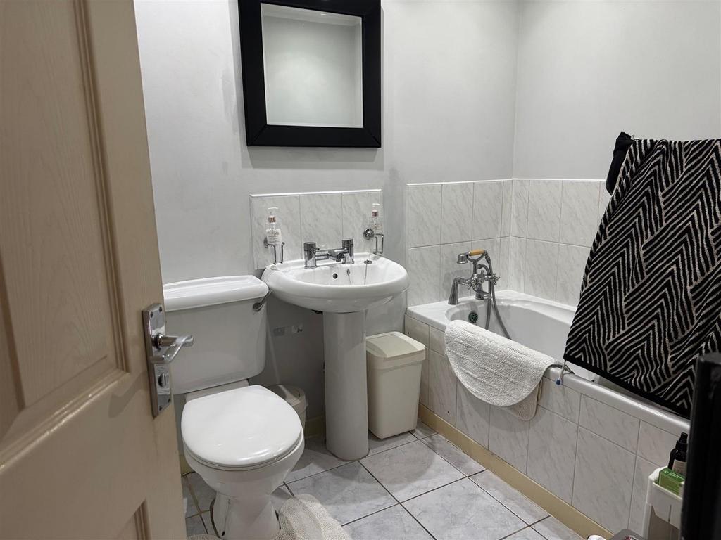 Flat 1 bathroom.jpg