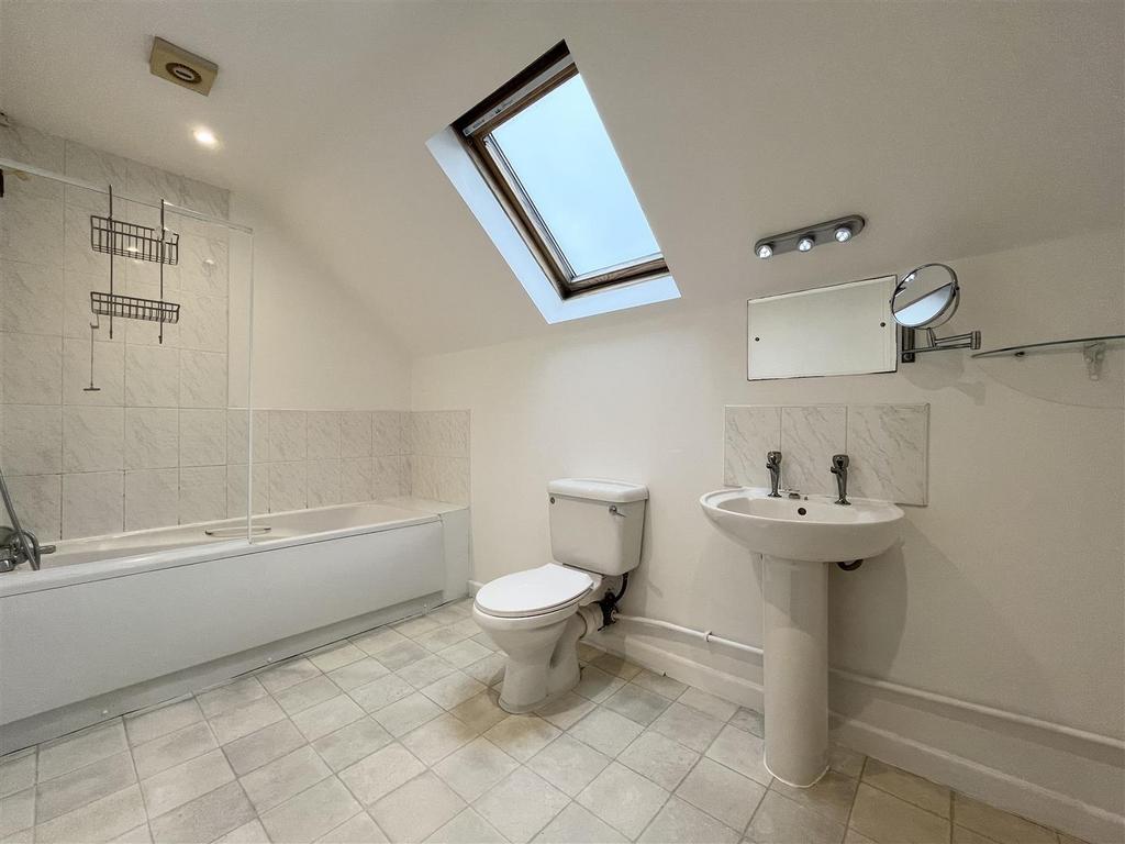 Flat 4 bathroom.jpg