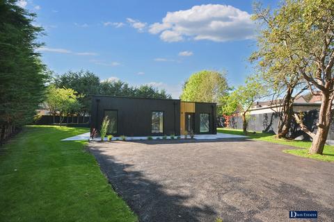 3 bedroom bungalow for sale, Kenley Gardens, Hornchurch