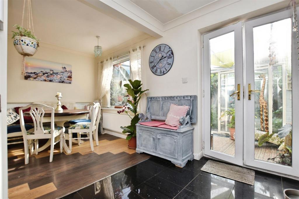 Fb57e9d6-dining 20to 20gdn 20room.JPG