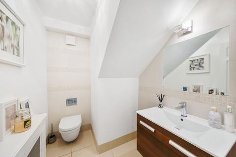 27 Hazelwood, Loughton, IG10 4ET