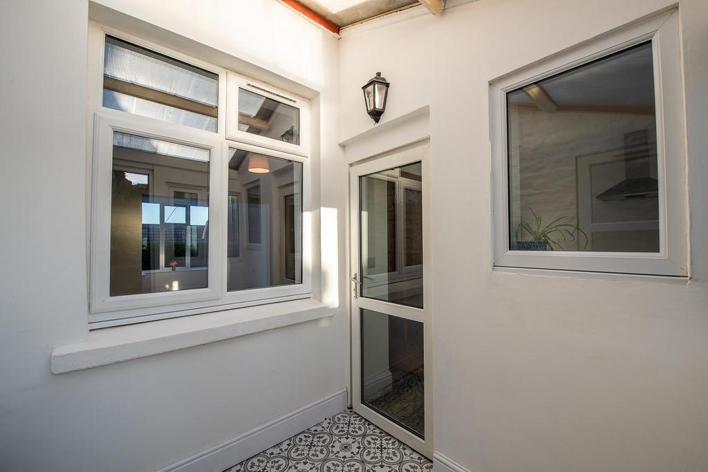 Image 15 - Sunroom.jpg