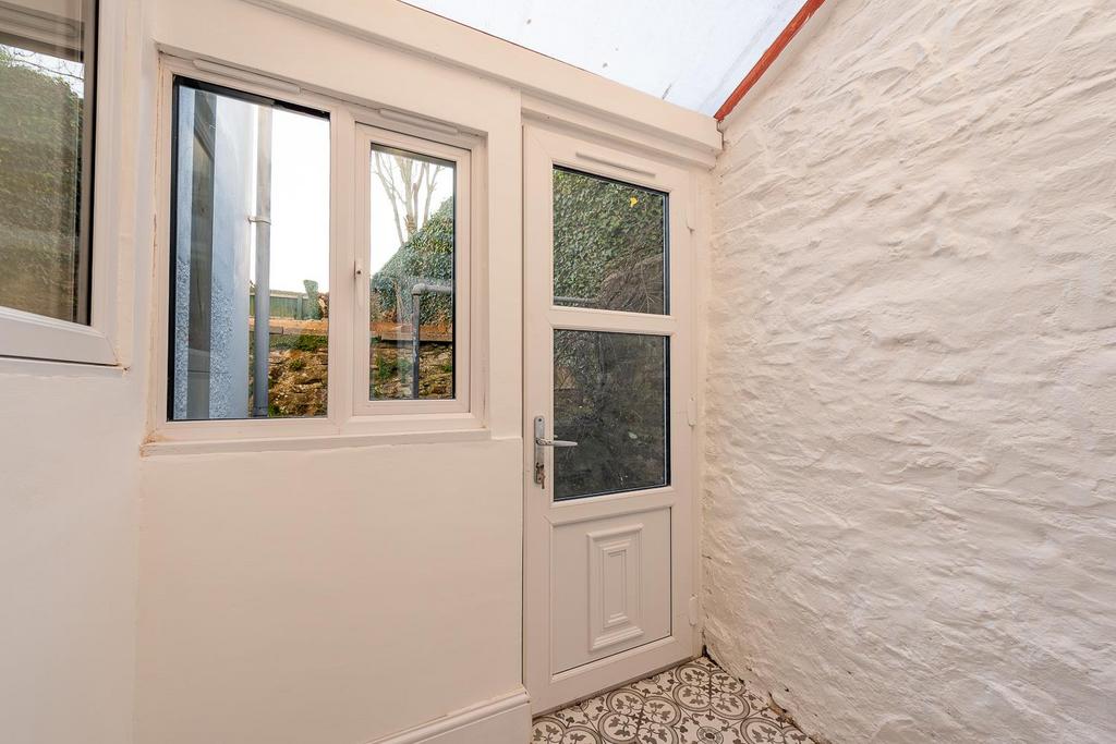 Image 16 - Sunroom.jpg