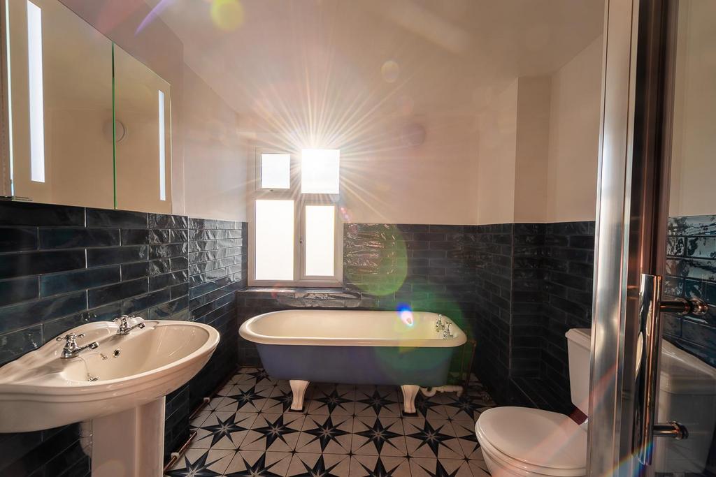 Image 6 - Bathroom.jpg