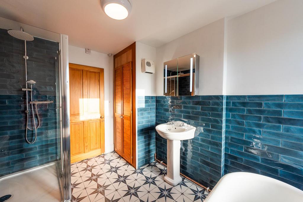 Image 7 - Bathroom.jpg