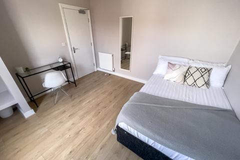 6 bedroom terraced house to rent, Esher Road, L6 6DF,