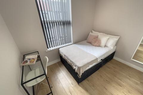 6 bedroom terraced house to rent, Esher Road, L6 6DF,