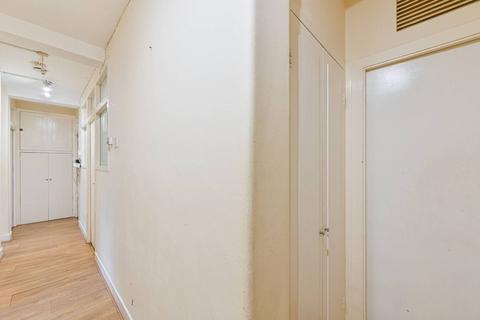 4 bedroom flat to rent, Greenleaf Close, Tulse Hill, London, SW2