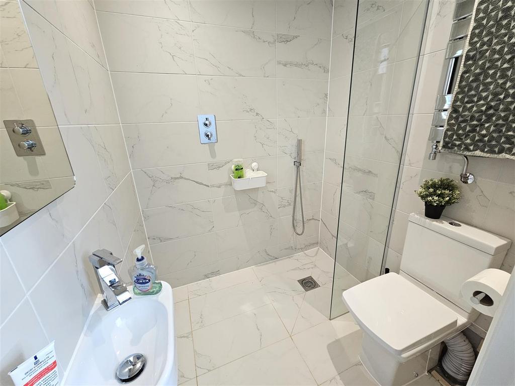 Bedroom 2 En-suite.jpg