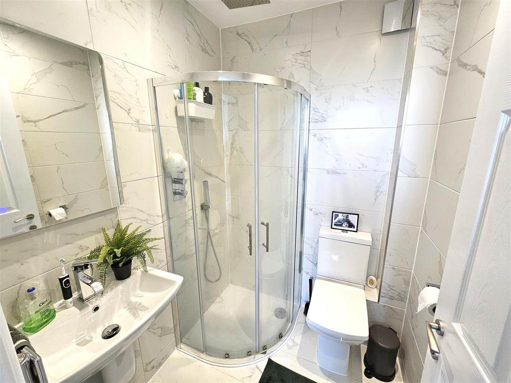 Bedroom 1 En-suite.jpg