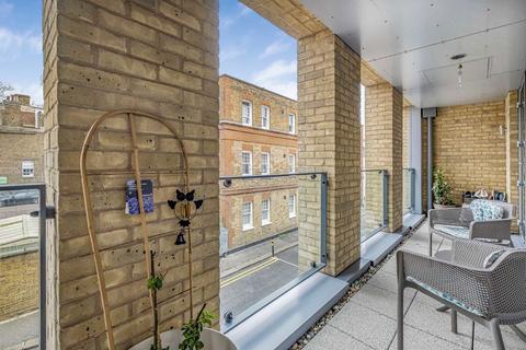 3 bedroom flat to rent, King Street, London W6