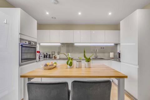 3 bedroom flat to rent, King Street, London W6