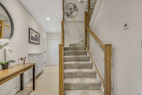 3 bedroom flat to rent, King Street, London W6