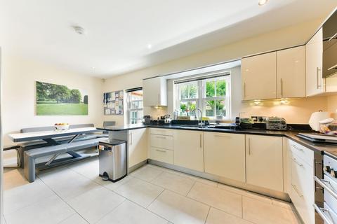 6 bedroom detached house to rent, Netherne Drive, Coulsdon, CR5