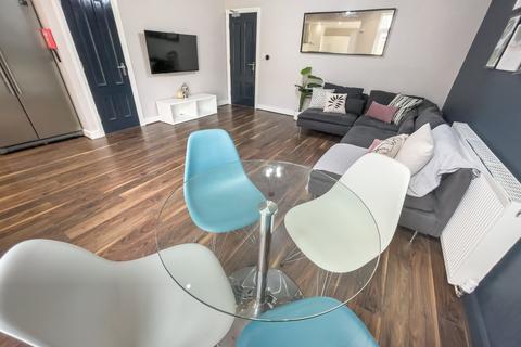 6 bedroom terraced house to rent, Esher Road, L6 6DF,