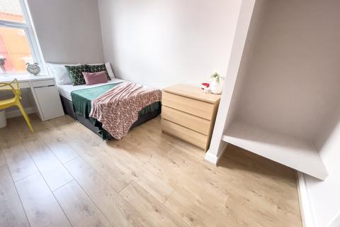 undefined, Esher Road, L6 6DF,