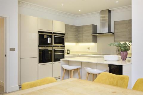 4 bedroom townhouse to rent, Queensbury Gardens, Ascot