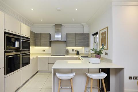 4 bedroom townhouse to rent, Queensbury Gardens, Ascot