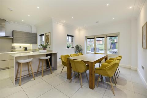 4 bedroom townhouse to rent, Queensbury Gardens, Ascot