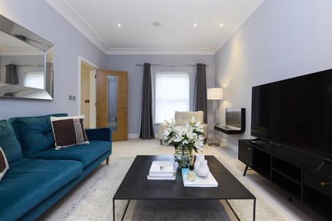 4 bedroom townhouse to rent, Queensbury Gardens, Ascot