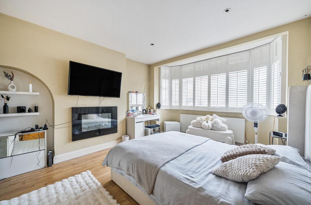 Stoneleigh Crescent, Epsom - KT19 0 RP