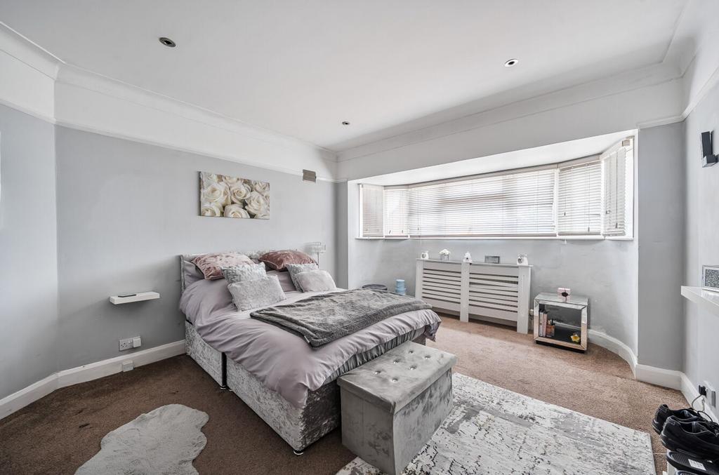Stoneleigh Crescent, Epsom - KT19 0 RP