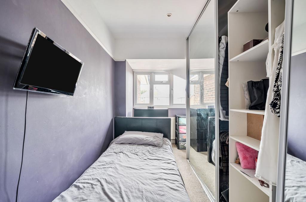 Stoneleigh Crescent, Epsom - KT19 0 RP