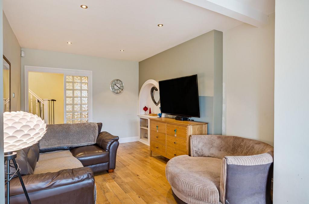 Stoneleigh Crescent, Epsom - KT19 0 RP
