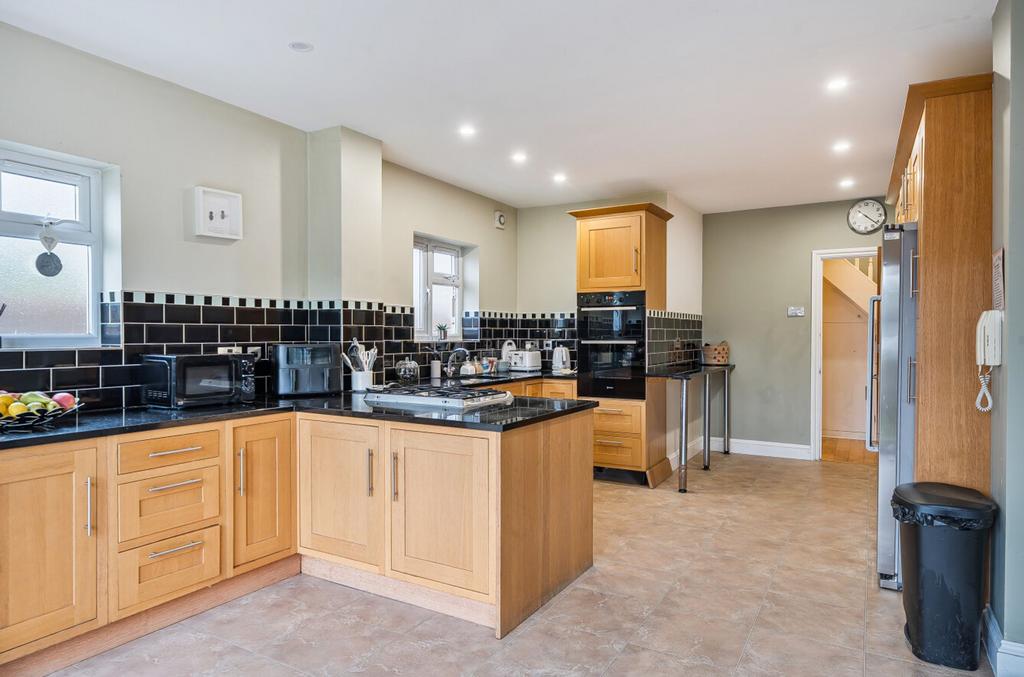 Stoneleigh Crescent, Epsom - KT19 0 RP