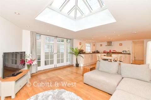 3 bedroom terraced house for sale, Surrey Street, Arundel BN18
