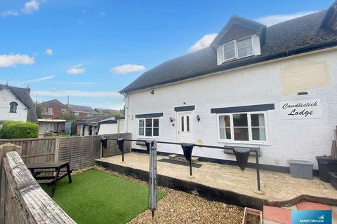 3 bedroom semi-detached house to rent, Christchurch Road, Ringwood
