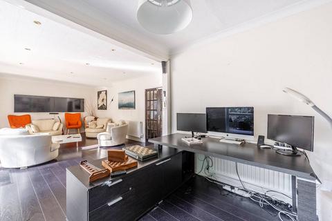 Brookside The Rise, Edgware, HA8 8NR
