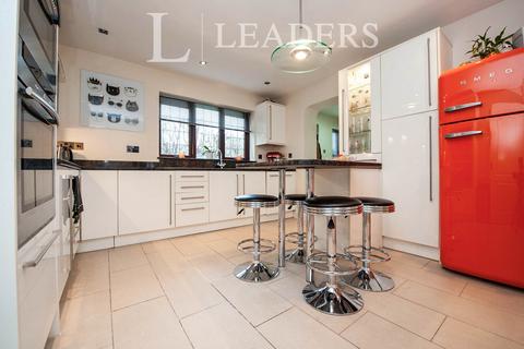 4 bedroom detached house to rent, 12 Sleaford Close, Swindon