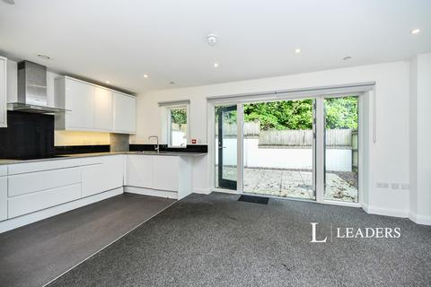 3 bedroom end of terrace house to rent, Chestnut Close