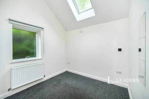 3 bedroom end of terrace house to rent, Chestnut Close