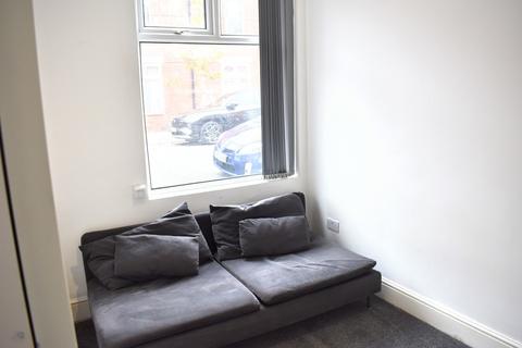 3 bedroom terraced house to rent, Carlton Avenue, Rusholme, Manchester