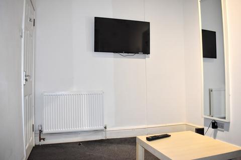3 bedroom terraced house to rent, Carlton Avenue, Rusholme, Manchester