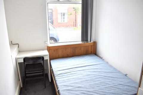 3 bedroom terraced house to rent, Carlton Avenue, Rusholme, Manchester
