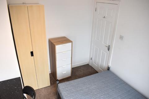 3 bedroom terraced house to rent, Carlton Avenue, Rusholme, Manchester
