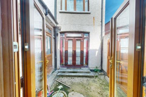 2 bedroom ground floor flat for sale, Fairview Road, London SW16