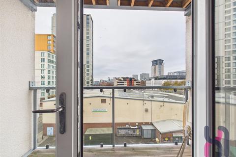 2 bedroom flat to rent, Spinner House, 1A Elmira Way, Salford, M5