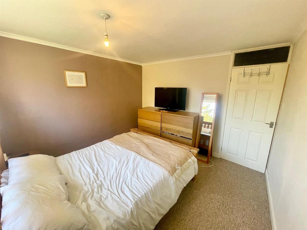 Bedroom 1.jpg