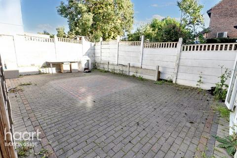 Forest Avenue, Chigwell